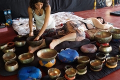 how to give sound bath therpay session with seven chakra tibetan singing bowls